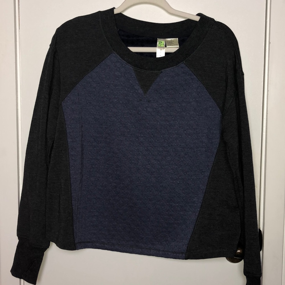 NWT Halcyon size Med. long sleeved top